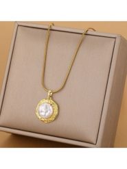 Atelier MIU Pozłacany naszyjnik z perłą i zawieszką - dł. 43 cm rozmiar: onesize. Białe naszyjniki atelier MIU, z materiału, z perłą, pozłacane. Za 39.99 zł.