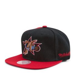 Czapka typu snapback Philadelphia 76ers Rear Script Deadstock HWC. Czarne czapki z daszkiem Mitchell & Ness, bez wzorów. Za 206.50 zł.