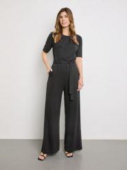 Gerry Weber Kombinezon w kolorze czarnym rozmiar: 36. Czarne kombinezony Gerry Weber, bez wzorów, z tkaniny, bez kołnierzyka, bez ramiączek. Za 193.24 zł.