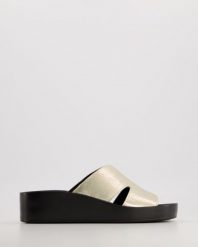 SKÓRZANE KLAPKI DAMSKIE 6016 GOLD SIM. Klapki Venezia, bez wzorów, ze skóry, bez obcasa, bez zapięcia. Za 199.00 zł.