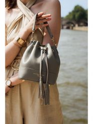 Victor & Hugo Paris Skórzana torebka "Mini Livy" w kolorze szarym - 18 x 21 x 11 cm rozmiar: onesize. Szare torebki klasyczne Victor & Hugo Paris, z aplikacjami, z materiału, na ramię, bez dodatków. Za 217.99 zł.