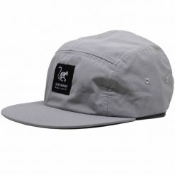 Regulowana czapka z daszkiem typu strapback – wodoodporna (szara). Szare czapki z daszkiem SURF MONKEY, bez wzorów, sportowe. Za 179.95 zł.