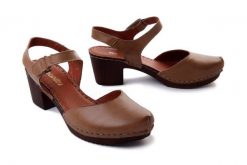 MANITU 910997-08 beige, sandały damskie. Brązowe sandały Manitu, bez wzorów, bez obcasa, na obcasie, bez zapięcia. Za 294.90 zł.