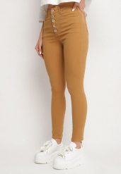 Jasnobrązowe Spodnie Skinny Kyllienne. Brązowe jeansy Born2be, na wiosnę, l, bez wzorów, z jeansu, z podwyższonym stanem, długie. W wyprzedaży za 59.49 zł.