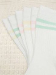 Skarpetki 3 pack - kremowy. Białe skarpetki Sinsay, bez wzorów, prążkowane. Za 11.99 zł.