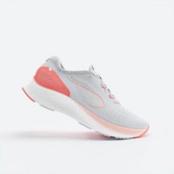 Buty do biegania damskie Kiprun KS500 2. Czerwone buty do biegania KIPRUN, bez wzorów, bez zapięcia, do biegania. Za 299.99 zł.