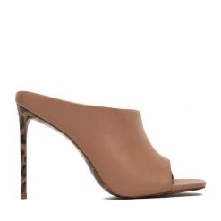 Klapki Eva Minge. Brązowe klapki Eva Minge, bez wzorów, bez obcasa, bez zapięcia. Za 449.99 zł.