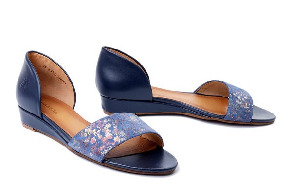 MACIEJKA 01971-50/00-5 granat, sandały damskie. Niebieskie sandały Maciejka, bez wzorów, ze skóry, bez obcasa, na koturnie, bez zapięcia. Za 324.90 zł.