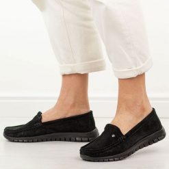 Czarne ażurowe skórzane mokasyny damskie Vinceza 95413. Czarne mokasyny VINCEZA, z aplikacjami, z jeansu, z okrągłym noskiem. Za 199.00 zł.