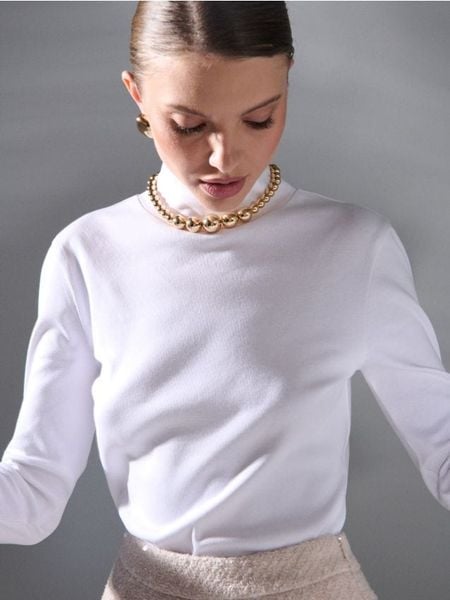 Bluzka z długim rękawem - biały. Białe bluzki Sinsay, l, bez wzorów, bez kołnierzyka, bez ramiączek. Za 29.99 zł.