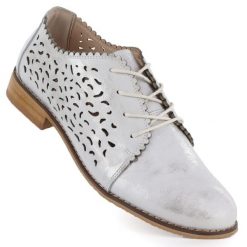 Skórzane półbuty damskie ażurowe białe Cambell 19386. Białe półbuty wsuwane Cambell, w ażurowe wzory, ze skóry, bez obcasa. Za 199.99 zł.