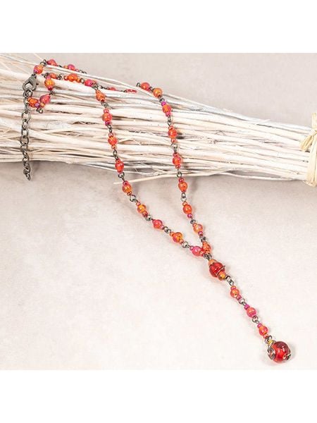 MENTHE À L'O Naszyjnik z elementami ozdobnymi - dł. 60 cm rozmiar: onesize. Czerwone naszyjniki MENTHE À L'O, z materiału, szklane. Za 78.84 zł.