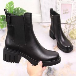 Botki damskie sztyblety na klocku ocieplane czarne Filippo PAW375. Czarne botki Filippo, bez wzorów, ze skóry ekologicznej, bez obcasa, bez zapięcia. Za 229.99 zł.