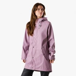 Kurtka przeciwdeszczowa turystyka damska Swedemount Väderöarna Coat wodoodporna. Fioletowe kurtki SWEDEMOUNT, bez wzorów, bez kaptura. W wyprzedaży za 207.00 zł.