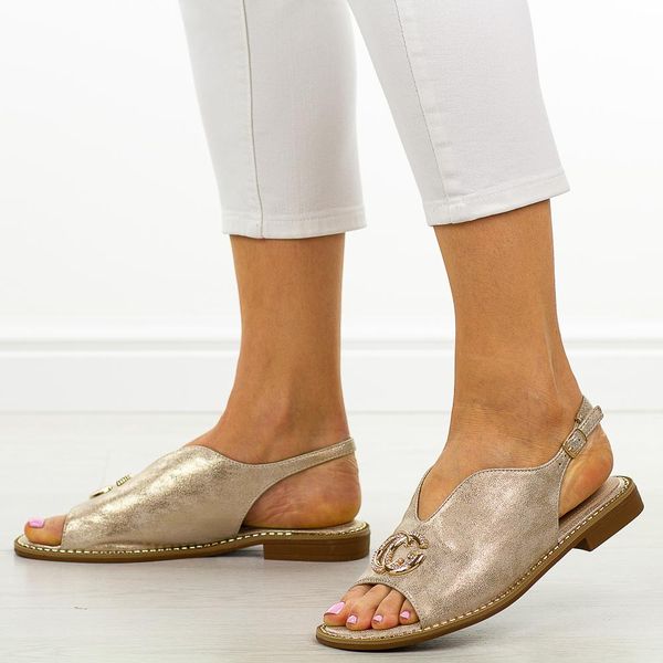 Złote sandały damskie Potocki 43329. Żółte sandały POTOCKI, z aplikacjami, ze skóry, eleganckie, bez obcasa, na płaskiej podeszwie, bez zapięcia. Za 139.00 zł.