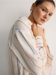 Koszula z wiskozy - kremowy. Białe koszule Reserved, l, bez wzorów, z tkaniny, klasyczne, bez kołnierzyka, bez ramiączek. W wyprzedaży za 69.99 zł.