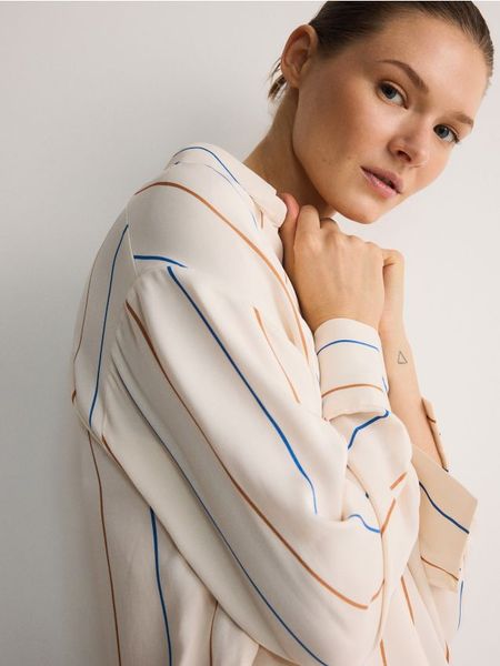 Koszula z wiskozy - kremowy. Białe koszule Reserved, l, bez wzorów, z tkaniny, klasyczne, bez kołnierzyka, bez ramiączek. W wyprzedaży za 69.99 zł.