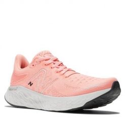 Buty do biegania damskie New Balance 1080. Czerwone buty do biegania New Balance, bez wzorów, z materiału, bez zapięcia, do biegania. W wyprzedaży za 758.10 zł.