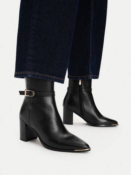 MEXX Botki EO-WI44-TUGA-01 Czarny. Czarne botki Mexx, bez wzorów, ze skóry, bez obcasa, na słupku, bez zapięcia. Za 449.99 zł.