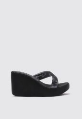 Klapki dla kobiet Ipanema HIGH FASHION SLIDE. Czarne klapki Ipanema, bez wzorów, z gumy, eleganckie, bez obcasa, na koturnie, bez zapięcia. Za 149.00 zł.