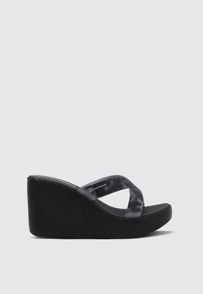 Klapki dla kobiet Ipanema HIGH FASHION SLIDE. Czarne klapki Ipanema, bez wzorów, z gumy, eleganckie, bez obcasa, na koturnie, bez zapięcia. Za 149.00 zł.