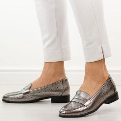 C.Srebrne ażurowe mokasyny damskie Vinceza 58624. Szare mokasyny VINCEZA, w ażurowe wzory, z jeansu, z okrągłym noskiem. Za 179.00 zł.