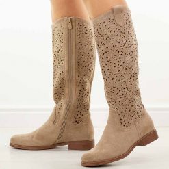 Beżowe ażurowe kozaki damskie S.Barski 8023. Brązowe kozaki S.BARSKI, na jesień, w ażurowe wzory, z zamszu, eleganckie, bez obcasa, na obcasie, bez zapięcia. Za 269.00 zł.