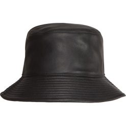 Kapelusz skórzany STAND STUDIO VIDA. Czarne kapelusze Stand Studio, bez wzorów, z bawełny, eleganckie. W wyprzedaży za 225.00 zł.