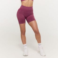 Szorty damskie fitness bezszwowe slim Lift Plum. Fioletowe szorty sportowe GYMBEAM, bez wzorów, z elastanu, z podwyższonym stanem, na fitness i siłownię. Za 85.90 zł.