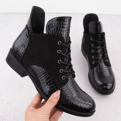 Botki damskie lakierowane kroko czarne Vinceza 16477. Czarne botki VINCEZA, bez wzorów, z lakierowanej skóry, bez obcasa, bez zapięcia. Za 91.99 zł.