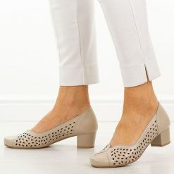 Beżowe ażurowe skórzane Polskie czółenka damskie Gregors 1210. Brązowe czółenka GREGORS, na lato, w ażurowe wzory, ze skóry, eleganckie, z okrągłym noskiem, bez obcasa, na obcasie, bez zapięcia. Za 399.00 zł.