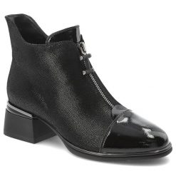 Botki damskie D&A o eleganckim fasonie z dekoracyjnym zamkiem lakierowanym noskiem i stabilnym niskim obcasem czarne, CR62-3193 Black. Czarne botki S.BARSKI, bez wzorów, z jeansu, biznesowe, bez obcasa, na obcasie, bez zapięcia. Za 469.00 zł.