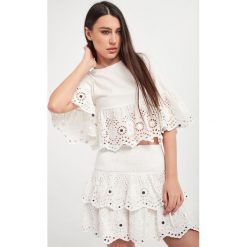 Bluzka BLUGIRL BLUMARINE. Białe bluzki Blugirl Blumarine, z aplikacjami, bez kołnierzyka, bez ramiączek. W wyprzedaży za 735.20 zł.