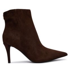 Botki Guess. Brązowe botki Guess, z aplikacjami, bez obcasa, na szpilce, bez zapięcia. Za 674.99 zł.