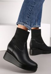 Czarne Botki z Elastyczną Cholewką na Koturnie Sesezi. Czarne botki Renee, z aplikacjami, eleganckie, bez obcasa, na koturnie, bez zapięcia. W wyprzedaży za 73.49 zł.