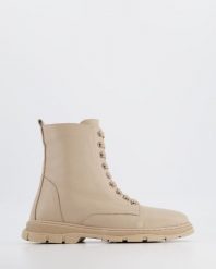 BEŻOWE TRZEWIKI 009A-2 BEIGE. Brązowe botki Venezia, bez wzorów, ze skóry, bez obcasa, bez zapięcia. Za 369.00 zł.