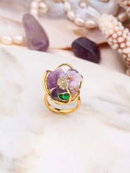 Pierres delicates Pozłacany pierścionek z perłą i kamieniami szlachetnymi rozmiar: onesize. Różowe pierścionki Pierres delicates, z cyrkonią, pozłacane. Za 52.99 zł.