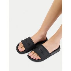 Klapki Hunter. Czarne klapki Hunter, bez wzorów, bez obcasa, bez zapięcia. Za 119.99 zł.