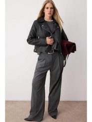 Trendyol Kurtka w kolorze czarnym ze skóry syntetycznej rozmiar: L. Czarne kurtki Trendyol, l, bez wzorów, ze skóry, bez kaptura. Za 83.03 zł.