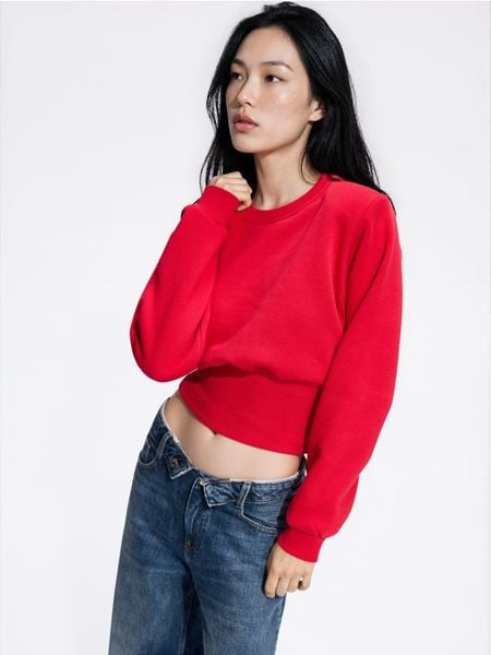 Krótka bluza ze ściągaczem - czerwony. Czerwone bluzy Reserved, l, bez wzorów, z bawełny, bez ramiączek, bez kaptura. Za 109.99 zł.