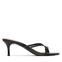 Klapki Guess. Czarne klapki Guess, z aplikacjami, bez obcasa, bez zapięcia. Za 499.99 zł.