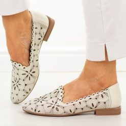 Beżowe skórzane ażurowe półbuty damskie Filippo Dp7709/26. Brązowe półbuty wsuwane Filippo, na lato, w ażurowe wzory, z jeansu, biznesowe, z okrągłym noskiem, bez obcasa, na płaskiej podeszwie. Za 219.00 zł.