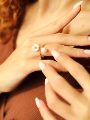 Pierres delicates Pozłacany pierścionek z perłą rozmiar: onesize. Białe pierścionki Pierres delicates, z perłą, pozłacane. Za 69.99 zł.