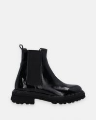 CZARNE SZTYBLETY Z LAKIEROWANEJ SKÓRY 0010627R 85 BLAC. Czarne botki Venezia, bez wzorów, ze skóry, bez obcasa, bez zapięcia. Za 279.00 zł.