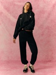 4F Spodnie dresowe joggery damskie - czarne S. Czarne spodnie dresowe 4f, bez wzorów, z dresówki. Za 149.99 zł.