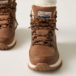Buty trekkingowe damskie Regatta Sherbourne. Brązowe buty trekkingowe Regatta, bez wzorów, z futra, bez zapięcia, trekkingowe. Za 341.00 zł.