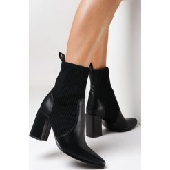 Czarne Botki Jilleane. Czarne botki Born2be, bez wzorów, prążkowane, eleganckie, ze szpiczastym noskiem, bez obcasa, na obcasie, bez zapięcia. W wyprzedaży za 151.99 zł.