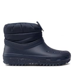 Botki Crocs. Niebieskie botki Crocs, bez wzorów, bez obcasa, na płaskiej podeszwie, bez zapięcia. Za 219.99 zł.
