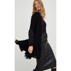 Answear Lab sweter damski kolor czarny lekki. Czarne swetry Answear Lab, m, bez wzorów, z dzianiny, bez ramiączek. Za 269.99 zł.