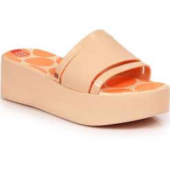 Klapki gumowe na platformie Zaxy W INT1708A nude różowe. Czerwone klapki INNA MARKA, bez wzorów, z gumy, sportowe, bez obcasa, na platformie, bez zapięcia. Za 323.98 zł.